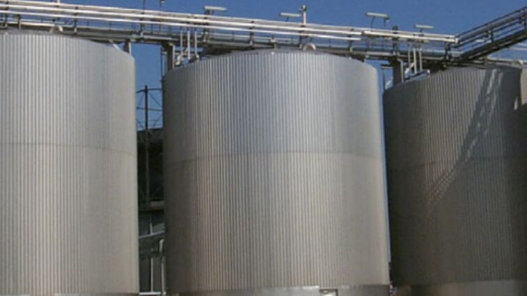Installation von Wasserstoffperoxid-Lagertanks