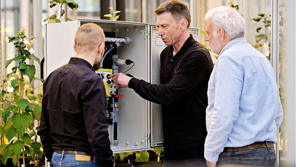 Dr. Achim Marx (Evonik Digital Strategist) demonstrates the digital dosing unit to Jülich researchers.