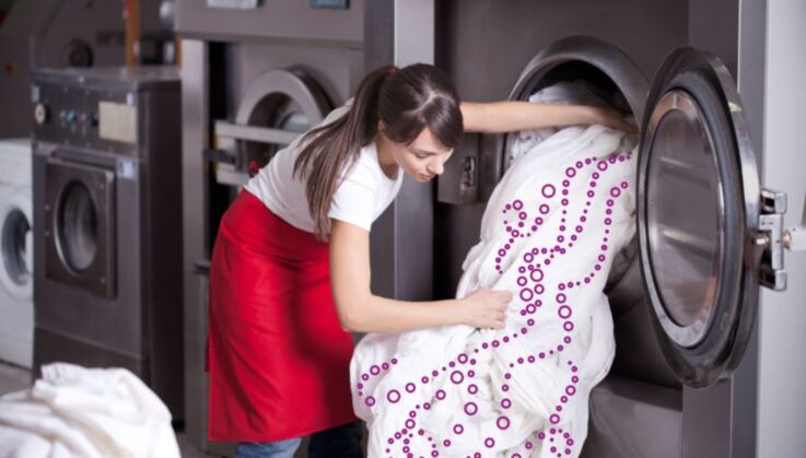 peracetic acid and hydrogen peroxide for disinfection and bleaching of laundry and textiles