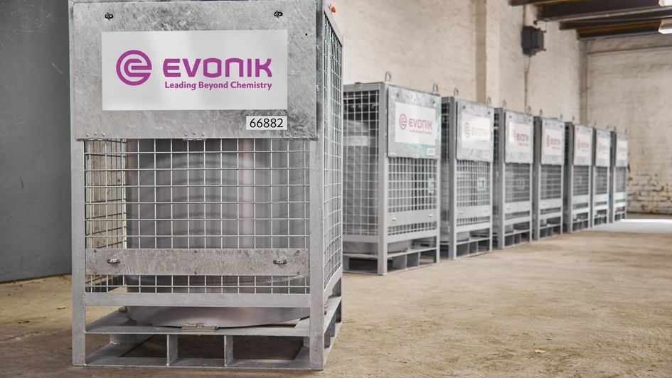 With the 220-liter capacity container, Evonik closes a logistical gap that had opened up in the safe delivery of high-concentrated hydrogen peroxide to customers in the aerospace industry. 